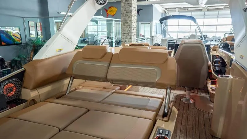 Slide: The Image of Harris Crowne 250 SL 2025 - 74