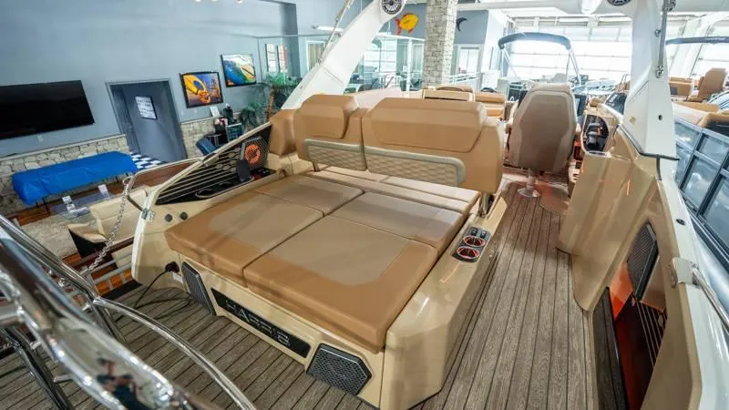 Slide: The Image of Harris Crowne 250 SL 2025 - 78