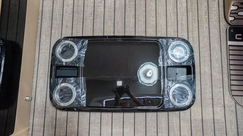 Slide: The Image of Harris Crowne 250 SL 2025 - 8