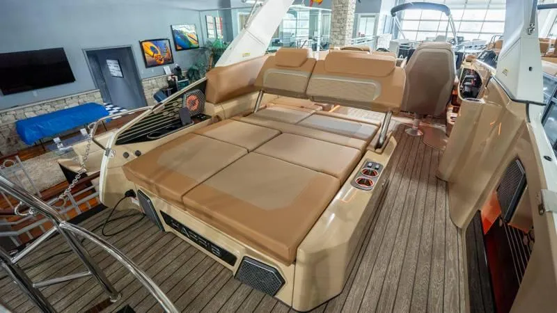 Slide: The Image of Harris Crowne 250 SL 2025 - 81