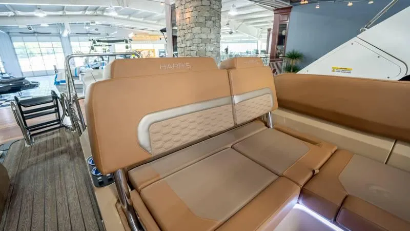 Slide: The Image of Harris Crowne 250 SL 2025 - 82