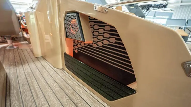 Slide: The Image of Harris Crowne 250 SL 2025 - 91