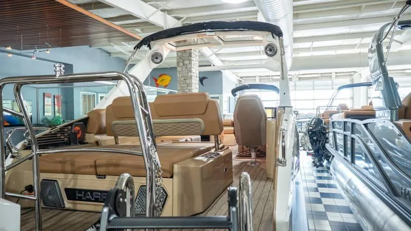 Slide: The Image of Harris Crowne 250 SL 2025 - 95