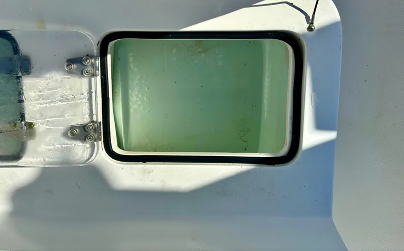 Slide: The Image of Livewell on a 2017 Sea Hunt Gamefish 27 boat, open with clear water inside. - 13