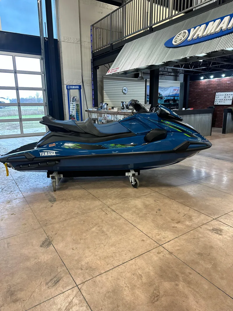 Slide: The Image of 2025 Yamaha WaveRunner VX Cruiser HO in showroom display. - 4