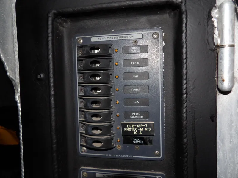 Slide: The Image of Safe Boats Defender 25 2005 - 82