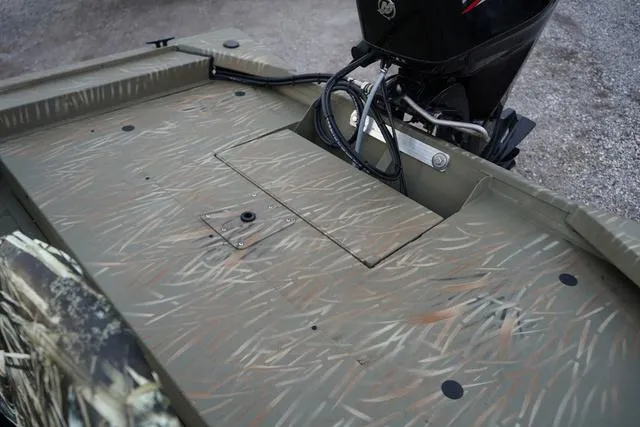 Slide: The Image of Tracker Grizzly 1754SC 2025 - 10