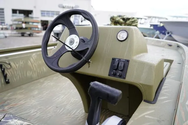 Slide: The Image of Tracker Grizzly 1754SC 2025 - 11