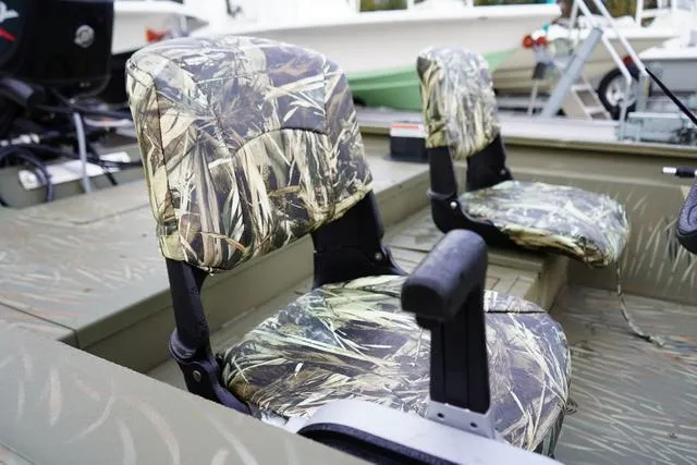 Slide: The Image of Tracker Grizzly 1754SC 2025 - 12