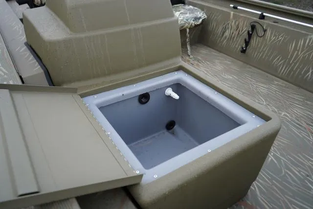 Slide: The Image of Tracker Grizzly 1754SC 2025 - 13