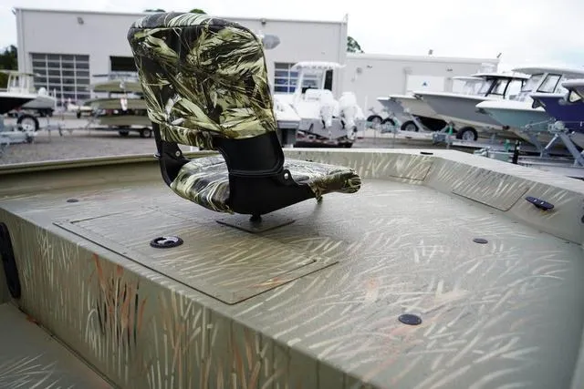 Slide: The Image of Tracker Grizzly 1754SC 2025 - 14