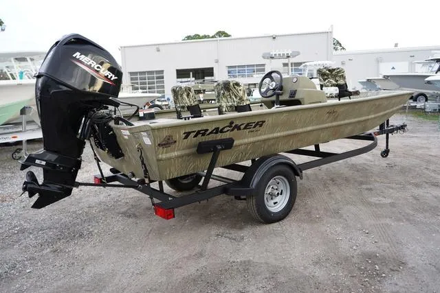 Slide: The Image of Tracker Grizzly 1754SC 2025 - 3