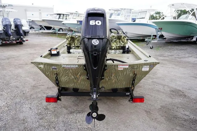 Slide: The Image of Tracker Grizzly 1754SC 2025 - 4