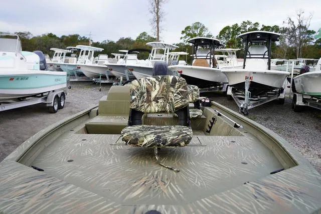 Slide: The Image of Tracker Grizzly 1754SC 2025 - 5