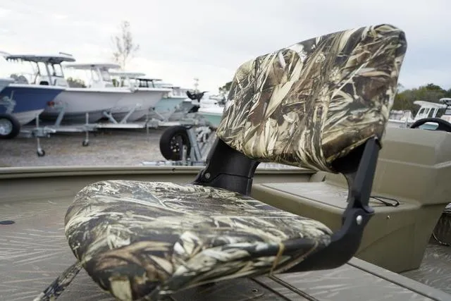 Slide: The Image of Tracker Grizzly 1754SC 2025 - 6