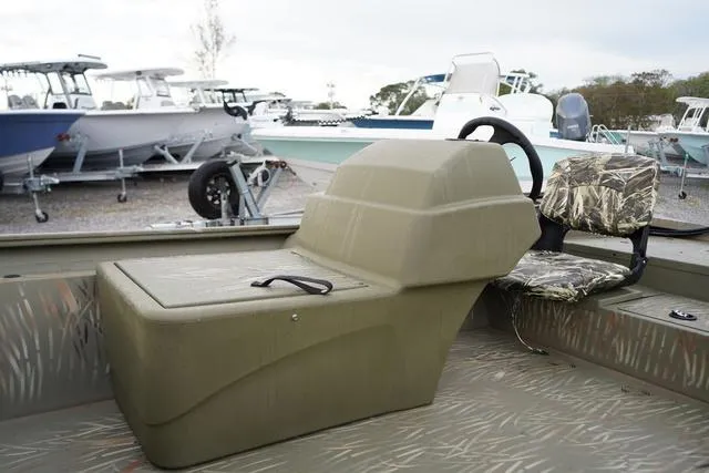 Slide: The Image of Tracker Grizzly 1754SC 2025 - 7