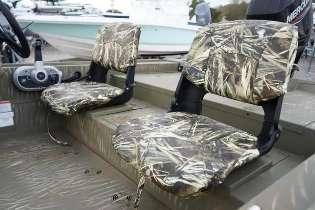 Slide: The Image of Tracker Grizzly 1754SC 2025 - 8