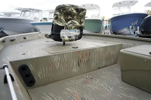 Slide: The Image of Tracker Grizzly 1754SC 2025 - 9