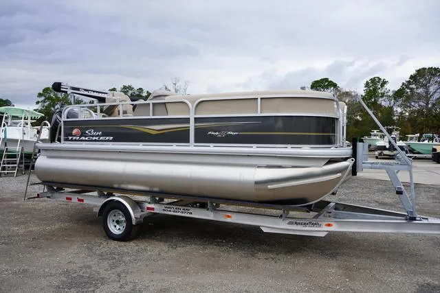 The Image of Sun Tracker Party Barge 18 2025 - 1