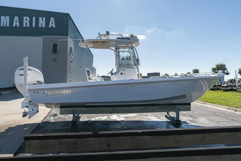 Slide: The Image of 2023 Everglades 243cc Sport Station boat displayed at marina. - 0