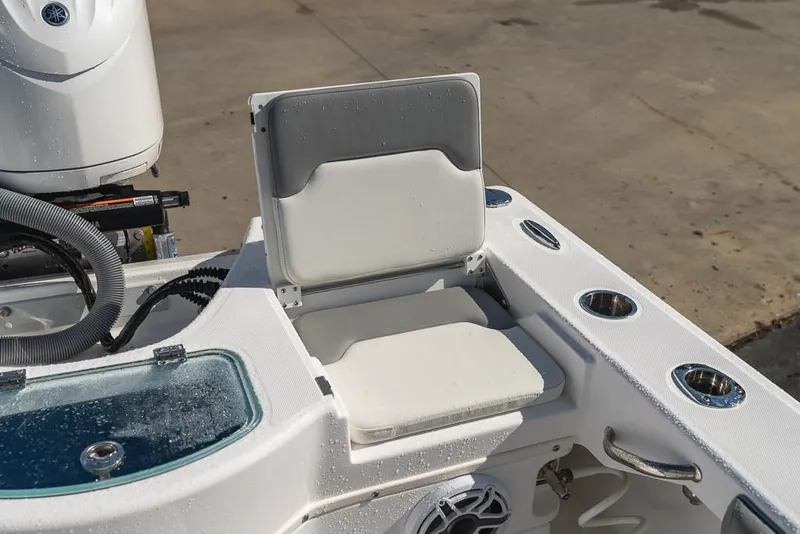 Slide: The Image of 2023 Everglades 243cc Sport Station boat seat and console detail. - 43