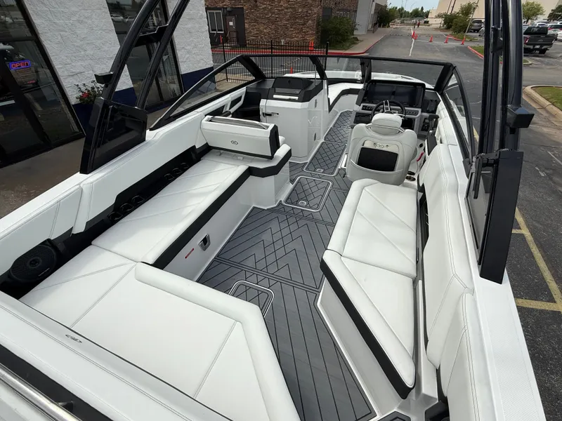 Slide: The Image of Cobalt R8 2025 - 15