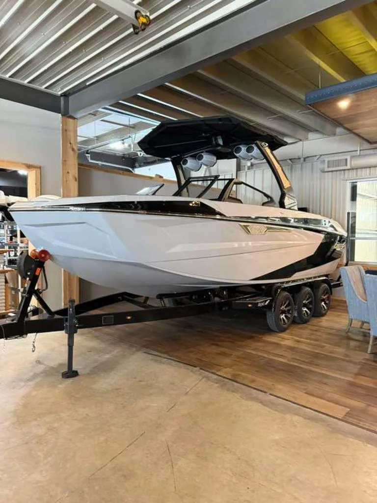 Slide: The Image of Tigé Ultré 23ZX 2025 - 0