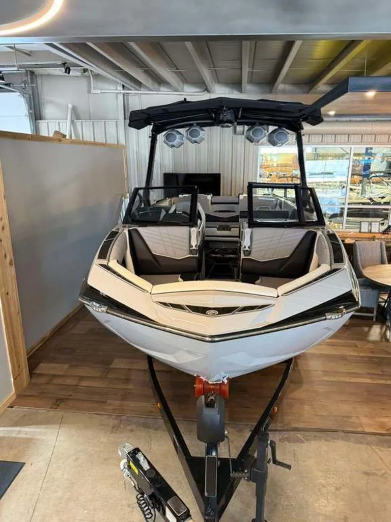 Slide: The Image of Tigé Ultré 23ZX 2025 - 1