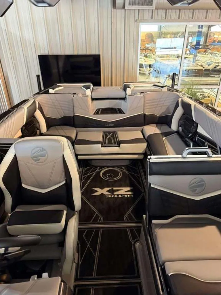 Slide: The Image of Tigé Ultré 23ZX 2025 - 3