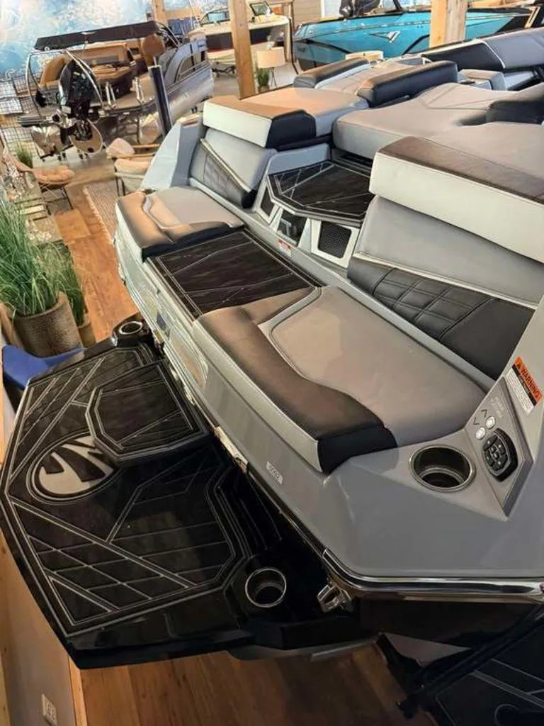 Slide: The Image of Tigé Ultré 23ZX 2025 - 5