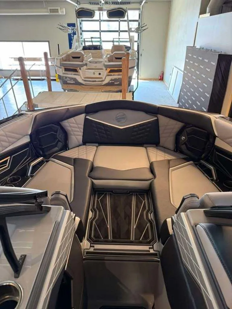 Slide: The Image of Tigé Ultré 23ZX 2025 - 6