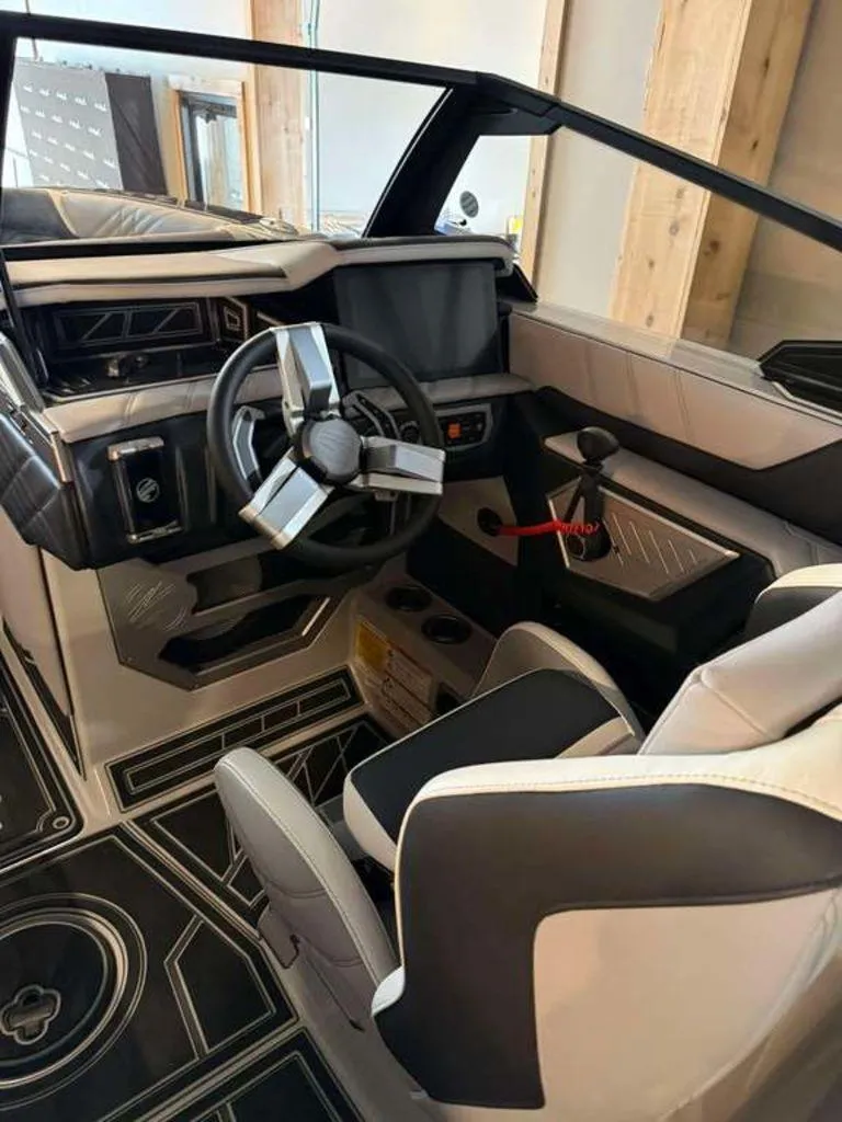 Slide: The Image of Tigé Ultré 23ZX 2025 - 7