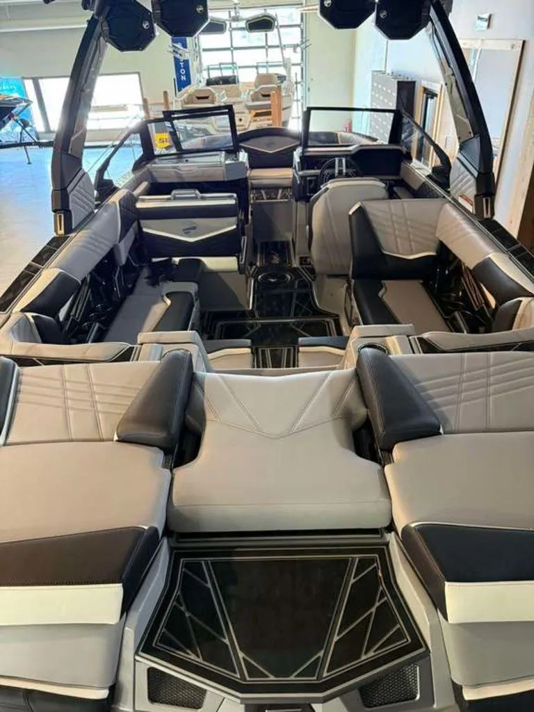 Slide: The Image of Tigé Ultré 23ZX 2025 - 8