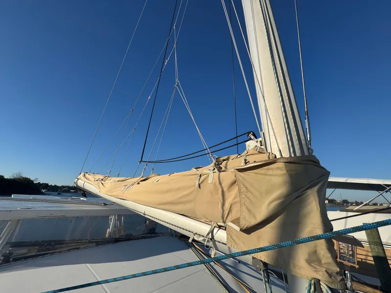 Slide: The Image of Lagoon 410 sailboat mast and boom, 2001 model, under clear blue sky. - 12