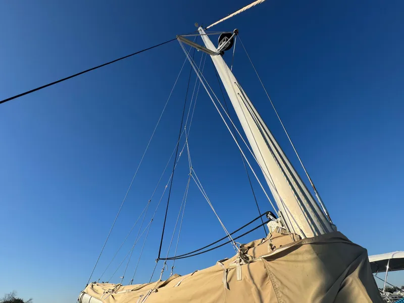 Slide: The Image of Lagoon 410 sailboat mast and rigging against clear blue sky, 2001 model. - 13