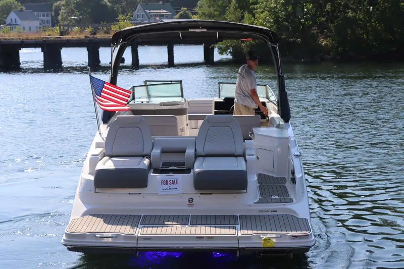 Slide: The Image of Sea Ray 290SDX 2025 - 10
