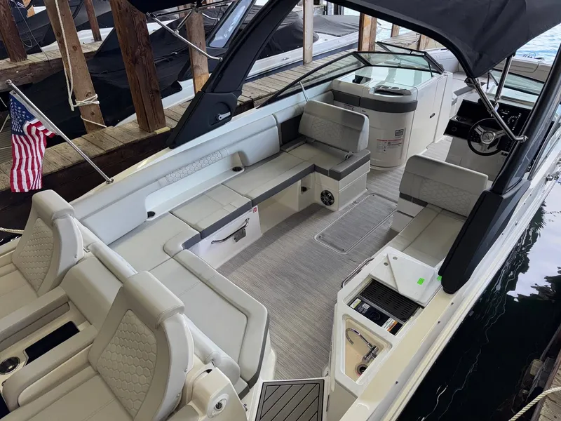 Slide: The Image of Sea Ray 290SDX 2025 - 18