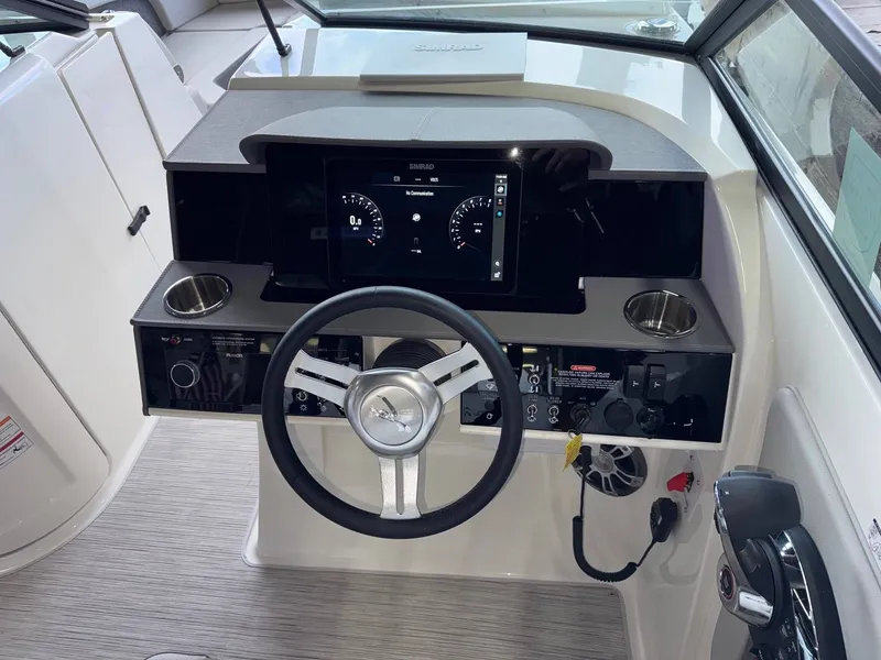 Slide: The Image of Sea Ray 290SDX 2025 - 19