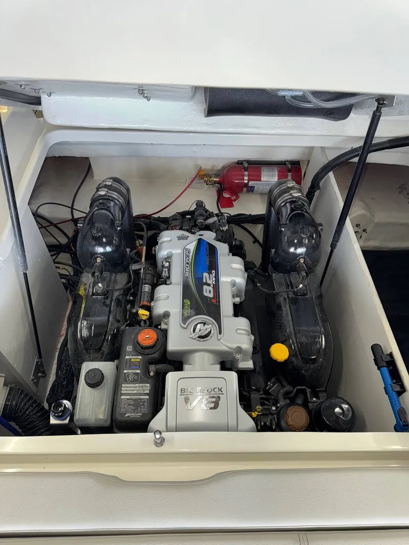 Slide: The Image of Sea Ray 290SDX 2025 - 23