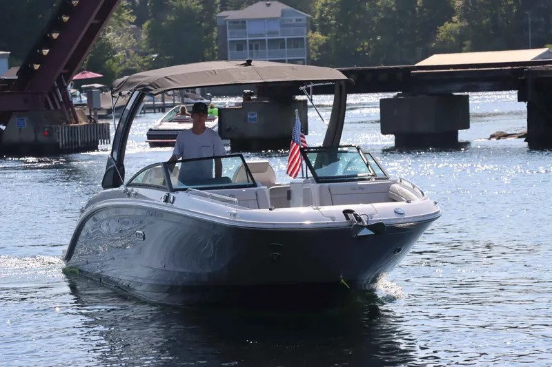 Slide: The Image of Sea Ray 290SDX 2025 - 4