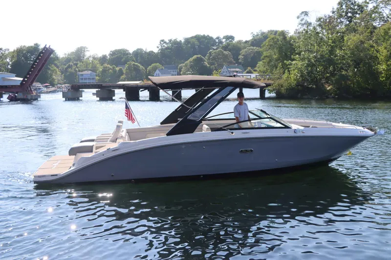 Slide: The Image of Sea Ray 290SDX 2025 - 9
