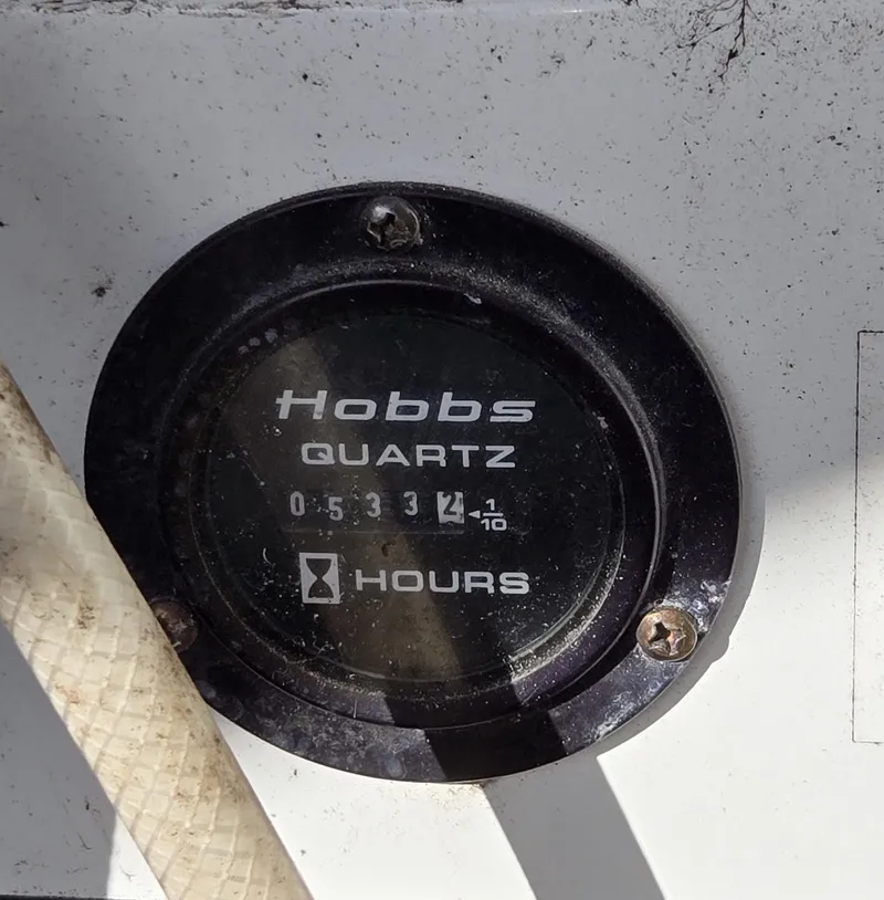 Slide: The Image of Hobbs Quartz hour meter on 2006 Cobalt 262, displaying 533.4 hours. - 15