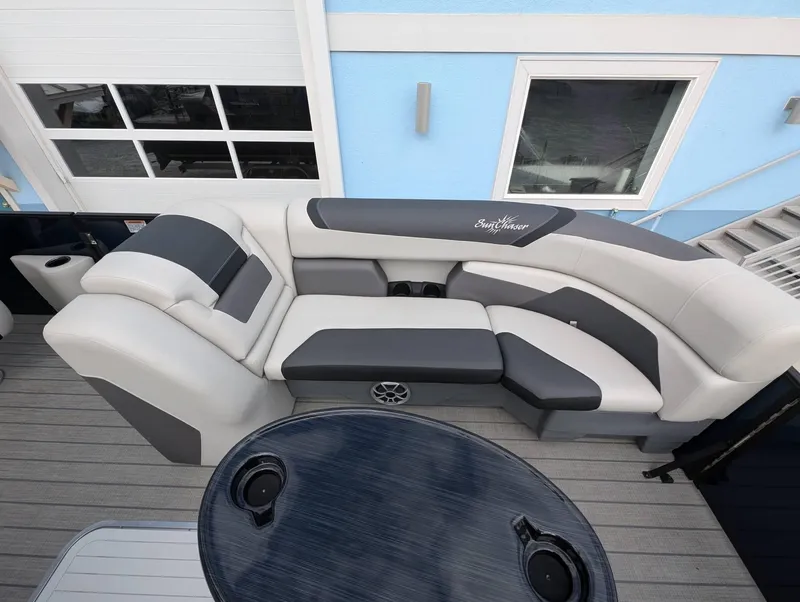Slide: The Image of SunChaser Geneva Sport 25 SB DH 2025 - 10