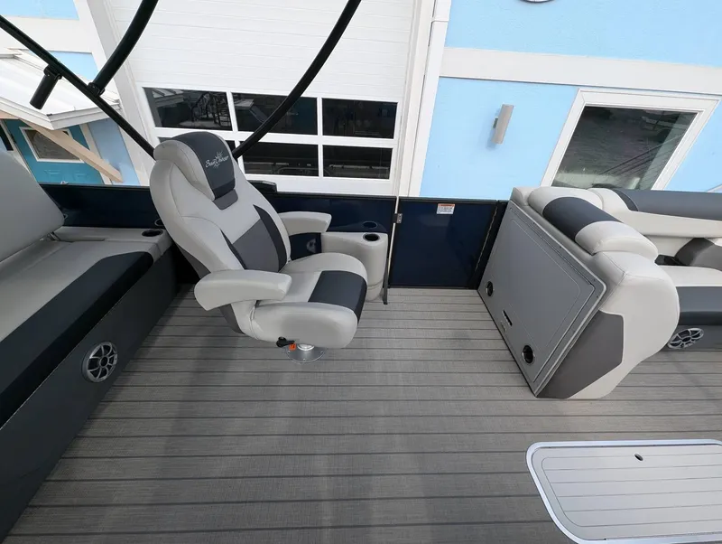 Slide: The Image of SunChaser Geneva Sport 25 SB DH 2025 - 12