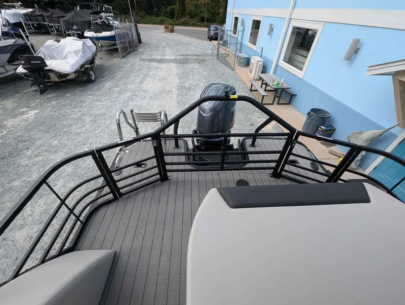 Slide: The Image of SunChaser Geneva Sport 25 SB DH 2025 - 17