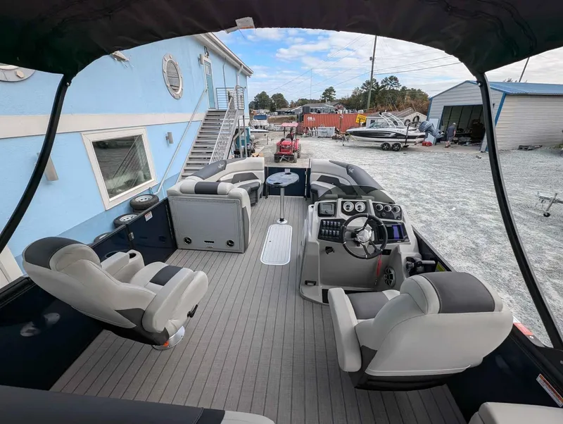 Slide: The Image of SunChaser Geneva Sport 25 SB DH 2025 - 19