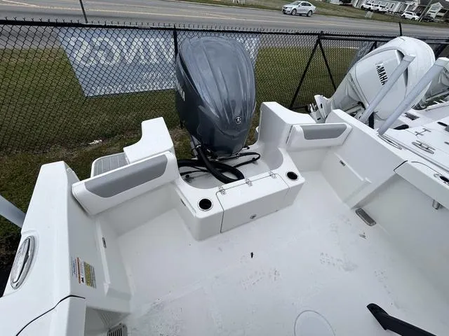 Slide: The Image of Parker Marine 2200 Center Console 2025 - 9