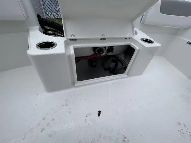 Slide: The Image of Parker Marine 2200 Center Console 2025 - 10