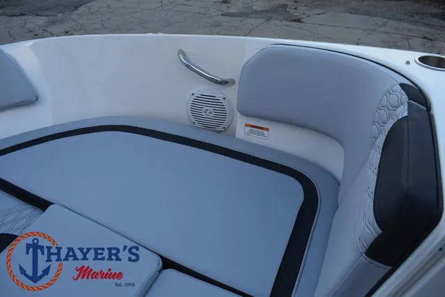 Slide: The Image of Bayliner M17 2025 - 13