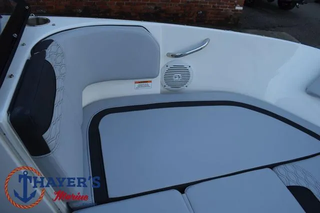 Slide: The Image of Bayliner M17 2025 - 14